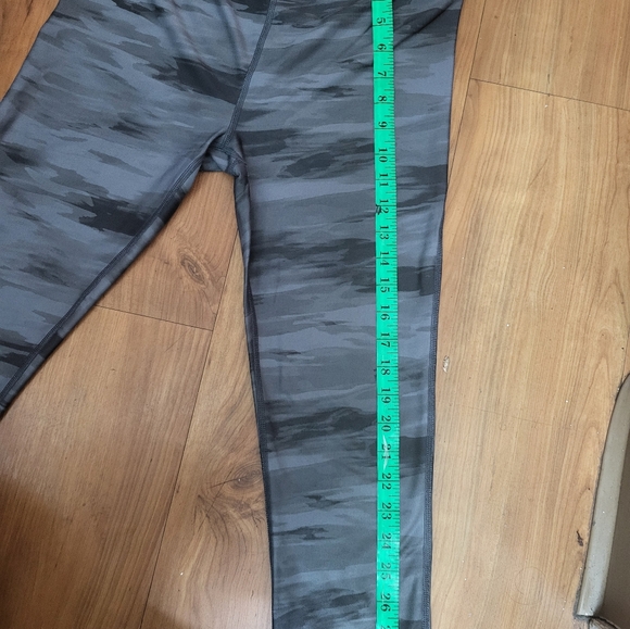 Under Armour Women’s Compression Fitted Pants Silver Size Medium Used/Excelent - Picture 2 of 8